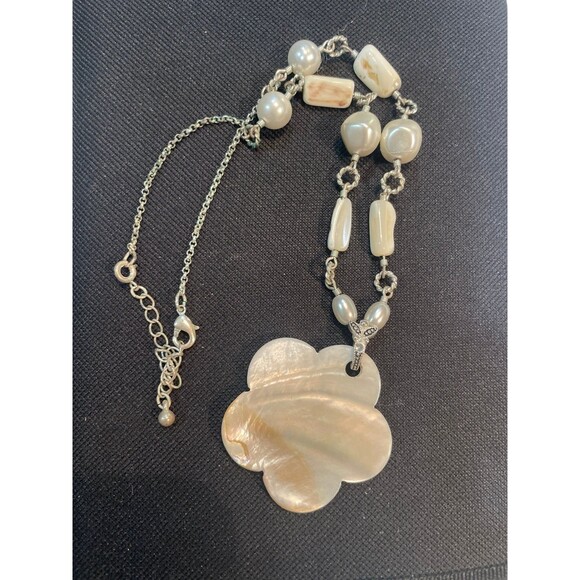 Avon Mother of Pearl Flower Abalone Shell Bead Necklace 16" - Picture 7 of 8